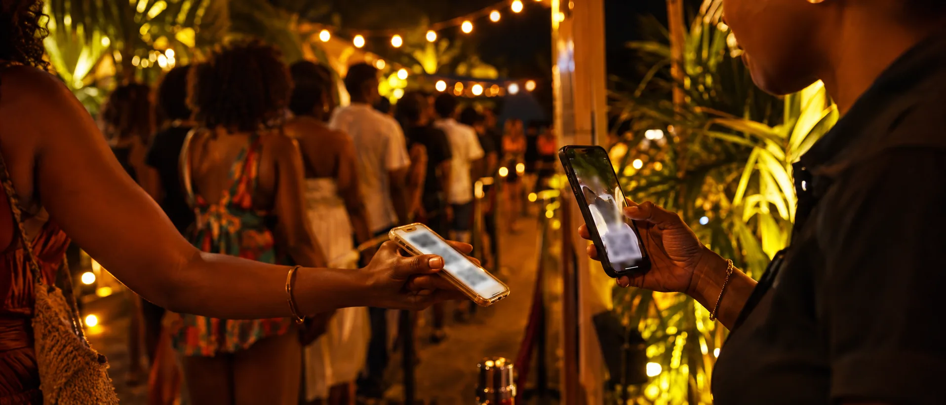 Contrôle d'un billet à l'entrée d'un événement en soirée : un participant présente le QR code de son e-billet, scanné depuis le téléphone de l'organisateur